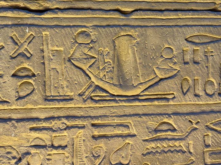 Hiéroglyphes égyptiens antiques sur un mur de temple.
