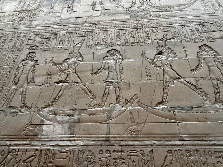 Sculptures égyptiennes antiques représentant une scène religieuse.