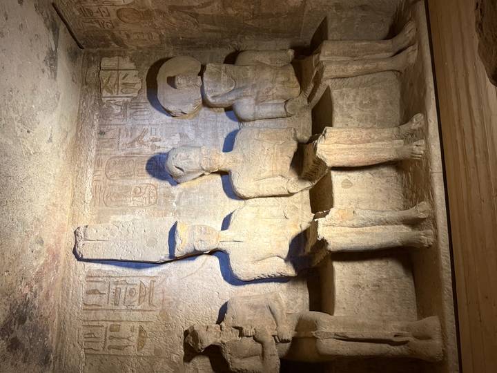 Gros plan d'hiéroglyphes égyptiens sur un mur patiné.