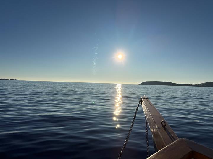 Vista del atardecer desde un barco en mar abierto.