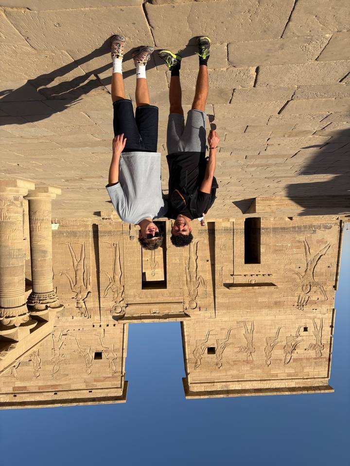 Deux personnes debout devant un bâtiment ancien.