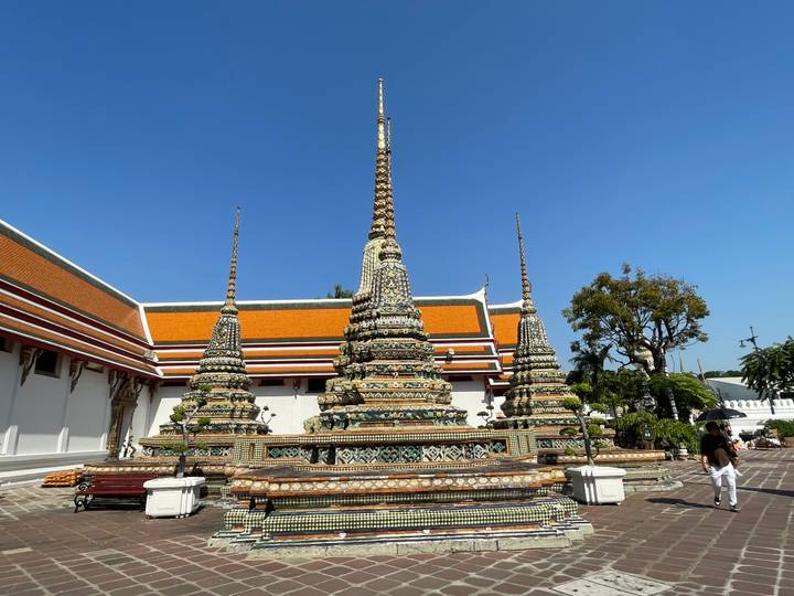 Structures de temples ornées avec des détails colorés