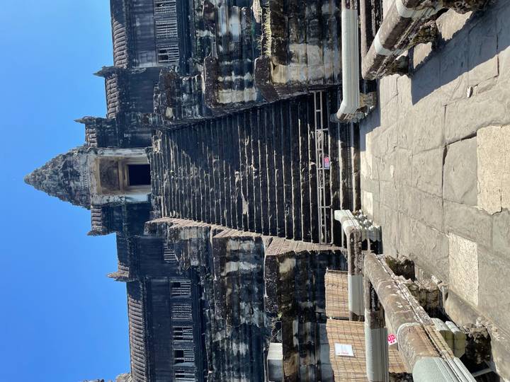 Escalier en pierre escarpé menant à l'entrée d'un temple ancien