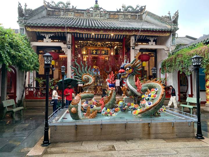 Cour de temple avec une sculpture de fontaine dragon