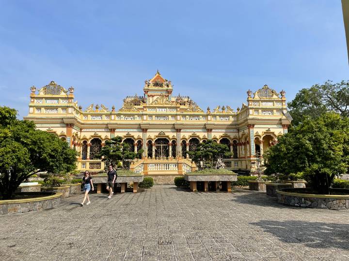 Façade de temple colorée avec des sculptures détaillées