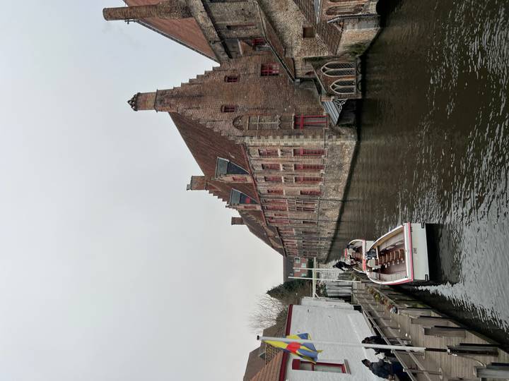 Un canal avec un bateau et des bâtiments historiques.