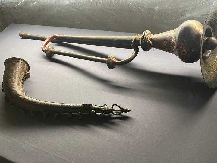 Instrumentos musicales antiguos en exhibición.