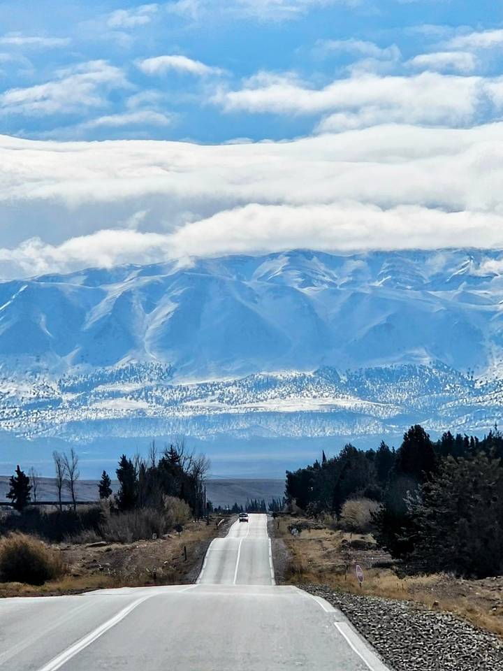 Montañas cubiertas de nieve bajo un cielo nublado.