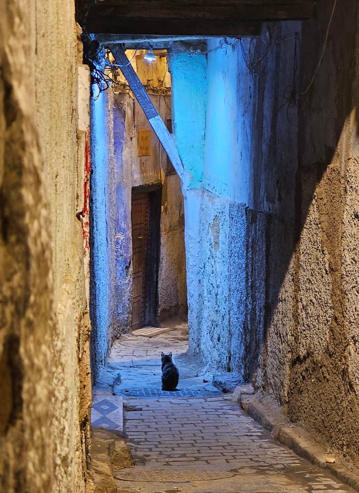 Un callejón azul estrecho en una medina marroquí tradicional.