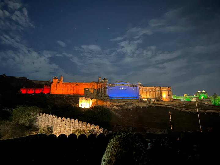 Fort bei Nacht mit bunten Lichtern beleuchtet.