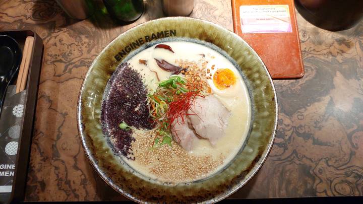 Bol de ramen élégamment présenté avec garnitures.