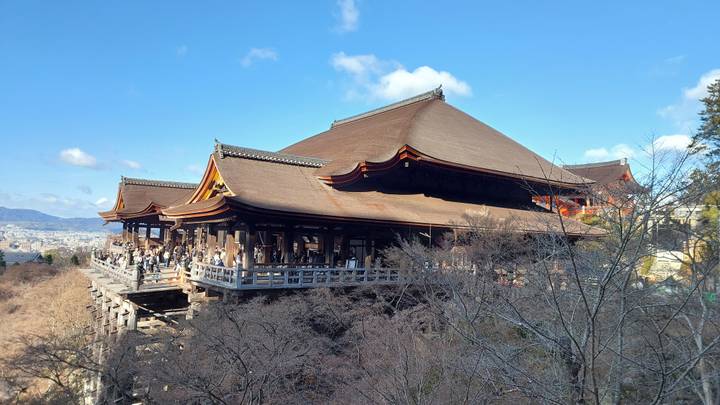 Complexe du temple Kiyomizu-dera surplombant une forêt.