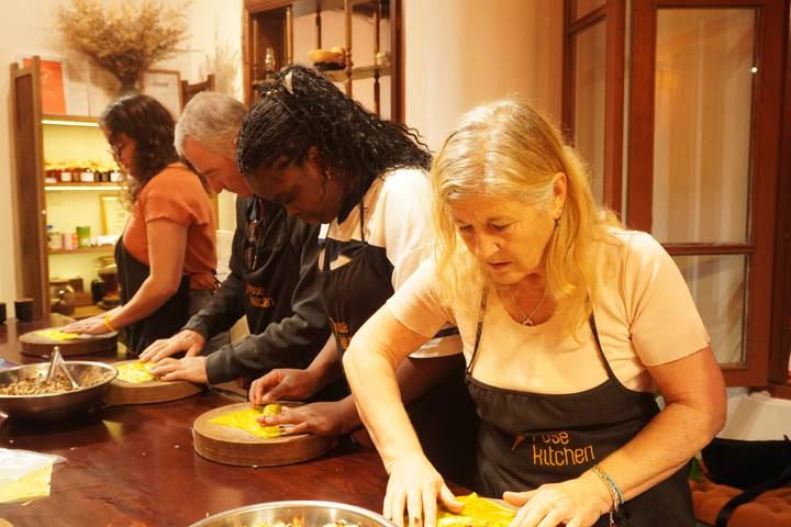 Clase de cocina enfocada en preparar ingredientes en una tabla de madera.