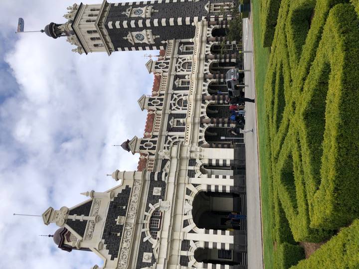 Estación de ferrocarril histórica en blanco y negro con arquitectura intrincada.