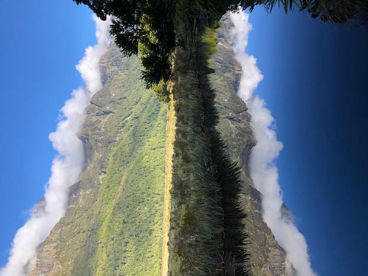 Hermoso paisaje con montañas reflejadas en un lago tranquilo.