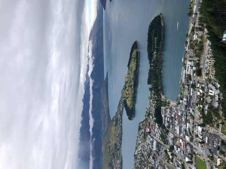 Pueblo con vistas al lago y montañas circundantes.