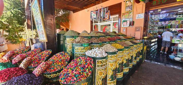 Mercado de especias con exhibiciones coloridas.