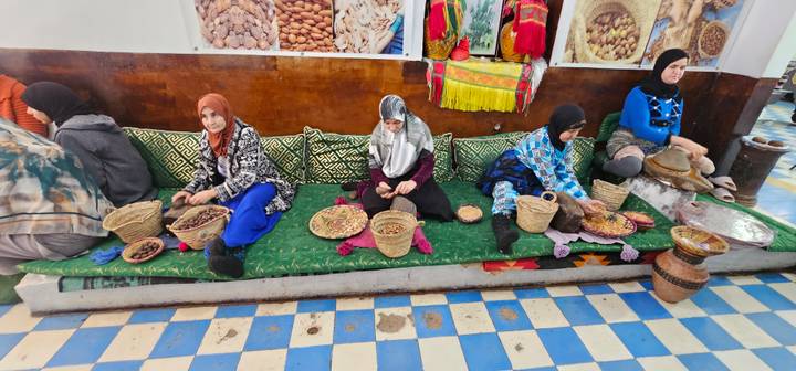 Mujeres clasificando nueces y frutas secas.