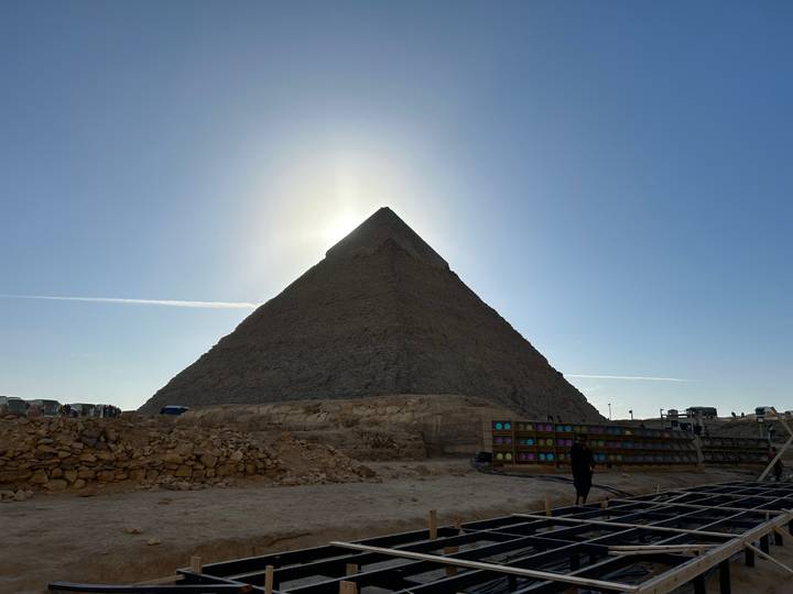 La Pyramide de Gizeh silhouettée contre le soleil.