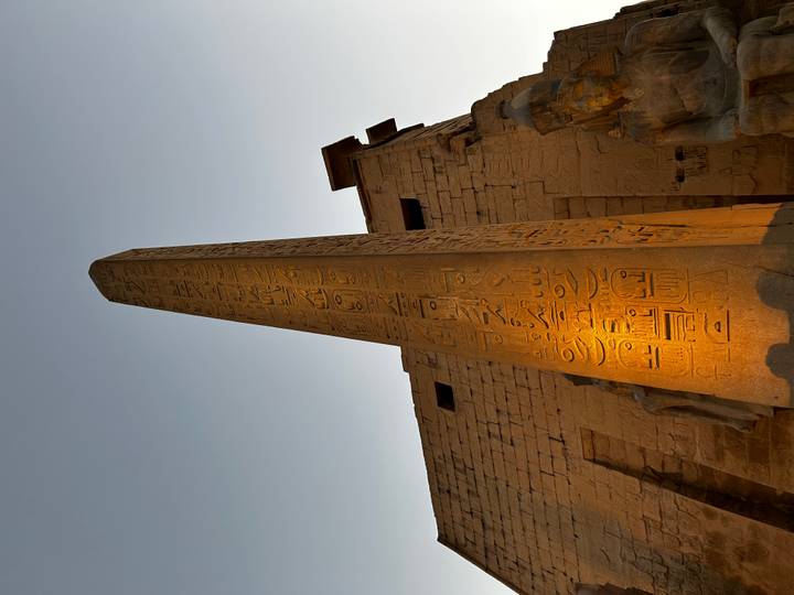 Un obélisque illuminé avec des hiéroglyphes anciens