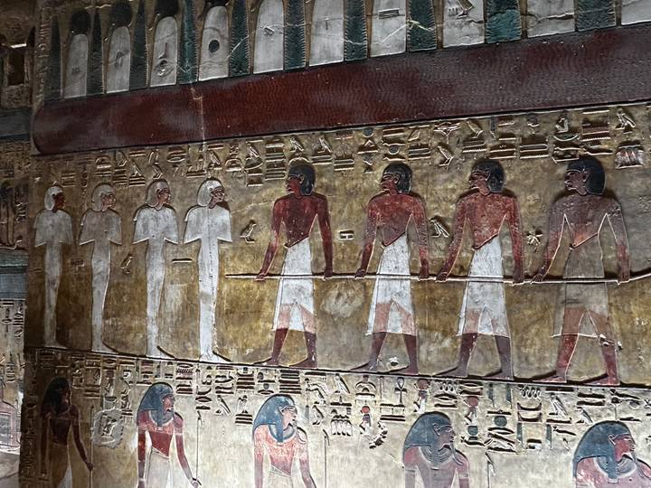 Frise murale représentant des personnages de l'Égypte antique