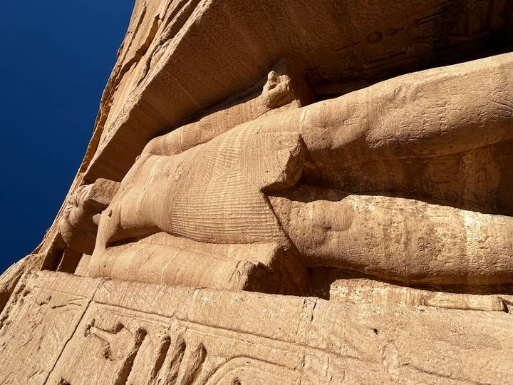 Statue colossale d'un pharaon avec un ciel dégagé