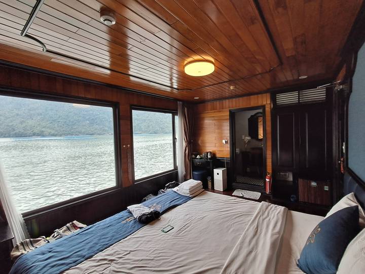 Vista interior del camarote de un barco con vista panorámica al agua