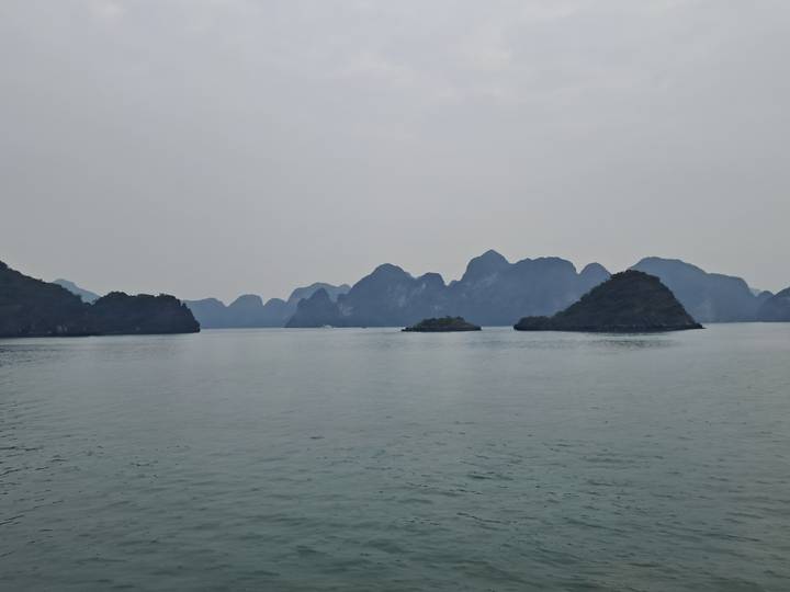 Vista serena de islas de piedra caliza en aguas brumosas
