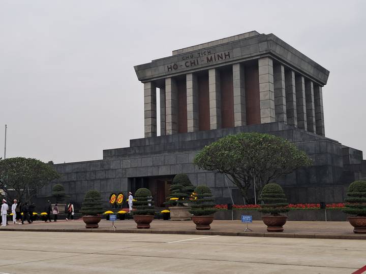 Mausoleo de Ho Chi Minh con turistas pasando