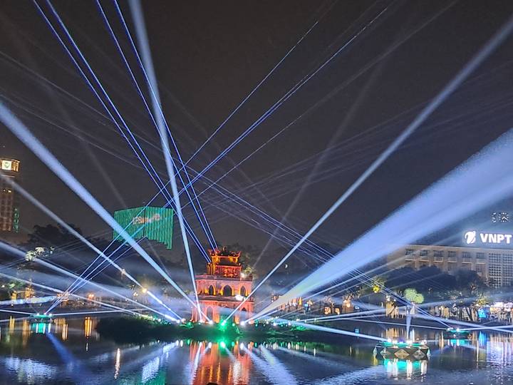 Espectáculo de luces con rayos sobre el lago Hoan Kiem