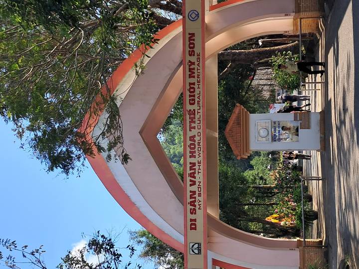 Entrada al Santuario My Son con personas y señalización