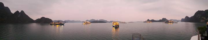 Barcos iluminados en la tarde sobre aguas tranquilas