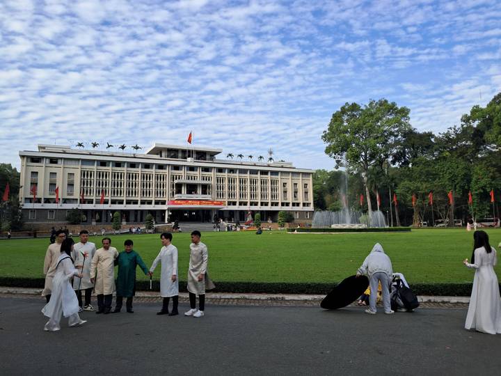 Palacio presidencial y jardines con gente alrededor