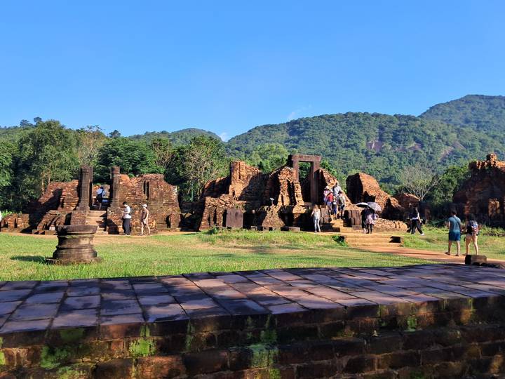 Ruinas antiguas con visitantes tomando fotos