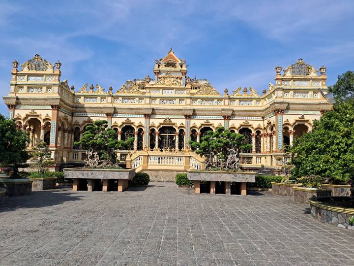 Templo ornamentado con arquitectura detallada y cielo azul claro.