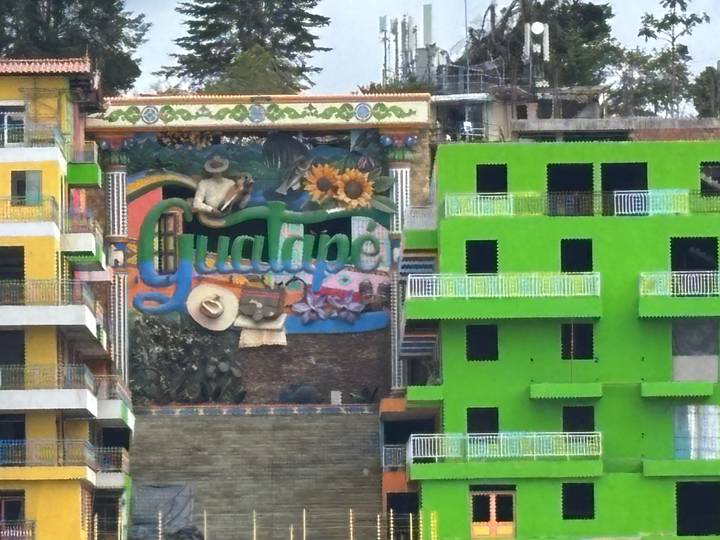 Bâtiment coloré avec peinture murale de Guatapé.