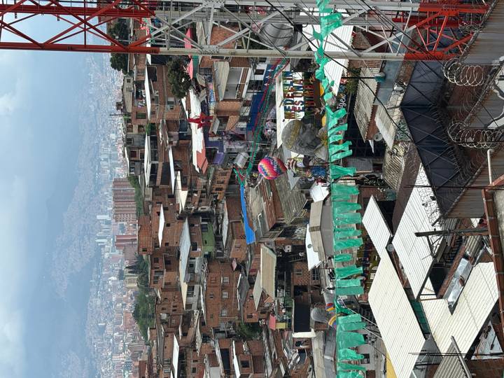 Vue de la colline de Medellín avec des bannières colorées.