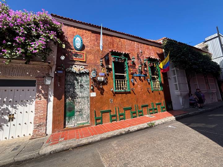 Bâtiment coloré richement décoré.