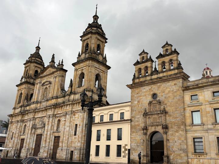 Cathédrale historique avec un ciel nuageux.