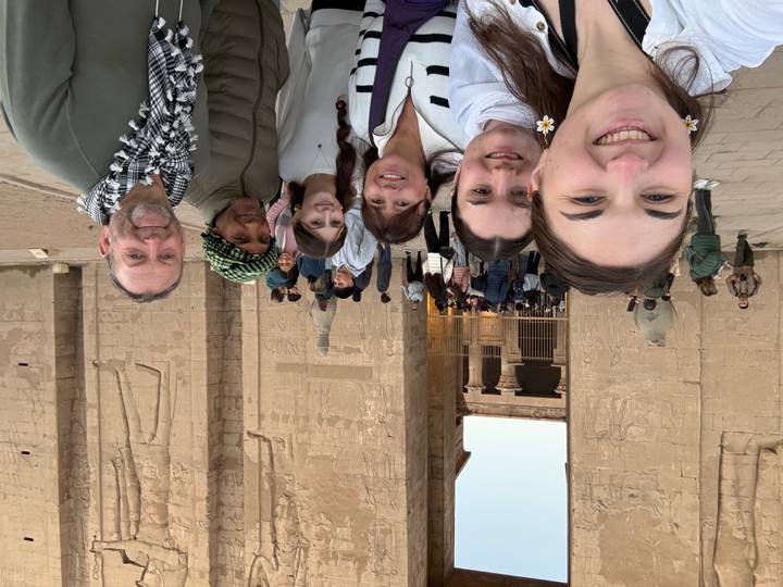 Un grupo familiar frente a ruinas antiguas.