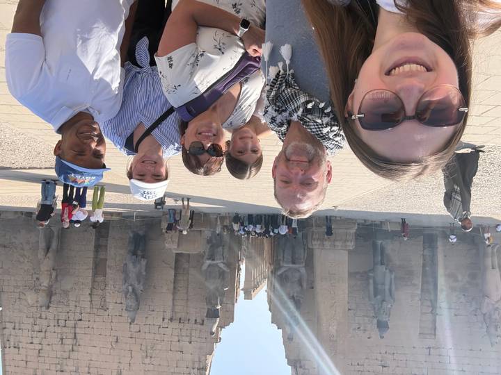 Un grupo de personas posando frente a un monumento egipcio.