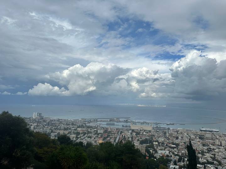 Une vue panoramique d'une ville côtière et de l'océan.