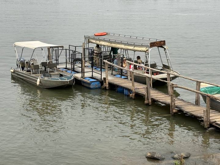 Barco atracado en un muelle de madera en un lago.