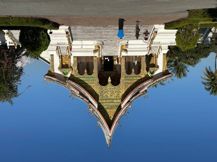Templo ornamentado con una fachada colorida contra un cielo despejado.