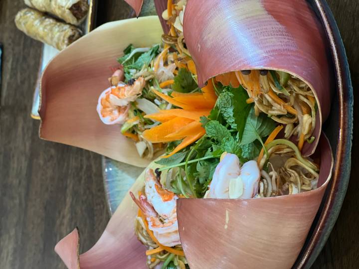 Gran maceta de cerámica en un entorno de jardín.