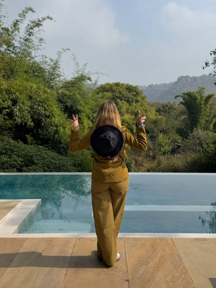 Femme dans un cadre naturel faisant des signes de paix.