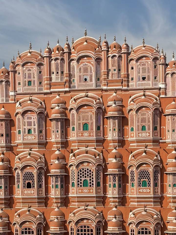 Façade détaillée du Hawa Mahal à Jaipur.