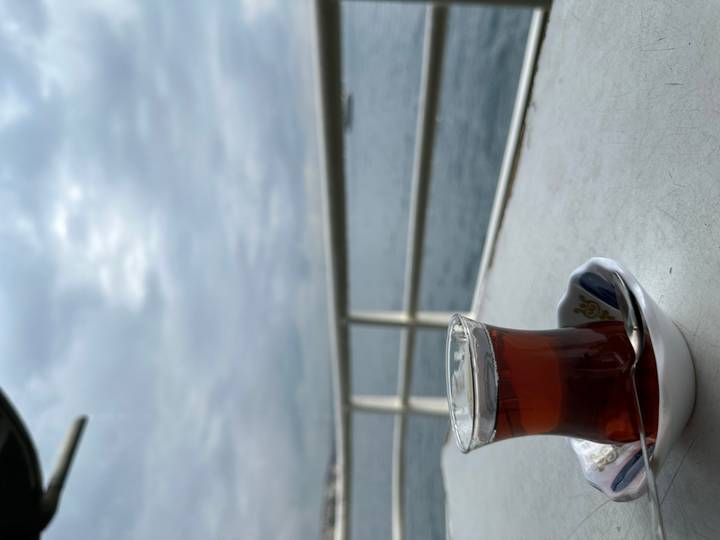 Thé traditionnel sur un ferry avec vue sur l'eau.