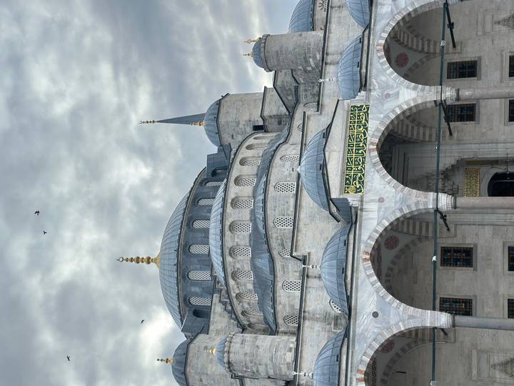 Vue extérieure de la Mosquée Bleue avec un ciel nuageux.