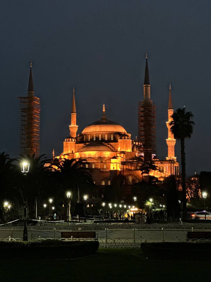 Sainte-Sophie illuminée la nuit avec ses minarets imposants.